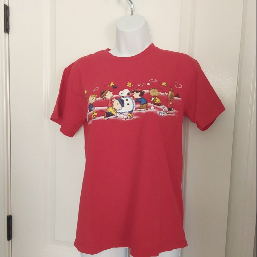 Peanuts novelty tee. Winter scene. Womens Size S. Red, short sleeve crew.